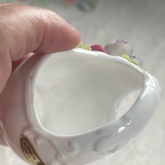 Vintage Maruri Masterpiece tiny floral bone China basket. - Picture 6 of 10